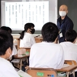 板書の時間ももったいない。プロジェクターで古文の授業＝神戸市兵庫区吉田町１、吉田中学校