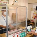 図書館の受け付けは手作りの飛まつ対策＝神戸市兵庫区吉田町１、吉田中学校