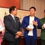 清元秀泰姫路市長を表敬訪問した（右から）ミルクボーイの内海崇さん、駒場孝さん、天津木村さん（左端）＝２９日午後、姫路市役所（撮影・小林良多）