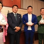 清元秀泰姫路市長（中央）を表敬訪問した（右から）ミルクボーイの内海崇さんと駒場孝さん、天津木村さん＝２９日午後、姫路市役所（撮影・小林良多）