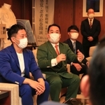 清元秀泰姫路市長を表敬訪問したミルクボーイの内海崇さん（右から２人目）と駒場孝さん＝２９日午後、姫路市役所（撮影・小林良多）