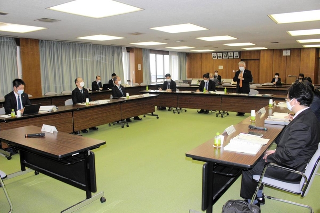 一時保護のあり方について検討した第三者委員会の初会合＝明石市中崎１、明石市役所