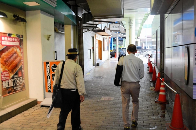 １日２万５千歩以上は歩く。雨の日も風の日も＝ＪＲ三ノ宮駅周辺
