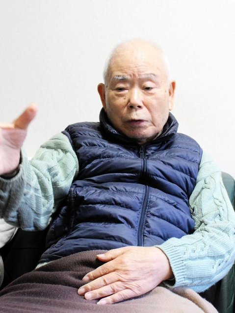 米大統領選について取材に応じる拉致被害者家族の有本明弘さん＝９日午後、神戸市長田区