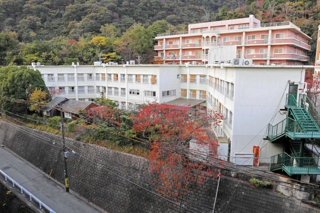 入所者の高額な葬儀が指摘されている養護老人ホーム「六甲台ビラ」＝神戸市灘区鶴甲５