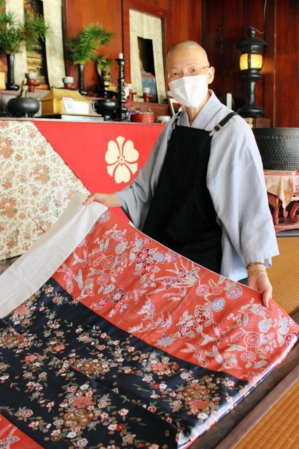 「尼寺なので着物が奉納されることも多い」と話す不徹寺庵主の松山照紀さん＝姫路市網干区浜田