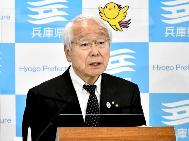 定例会見で話す井戸敏三知事＝１０日午後、兵庫県庁