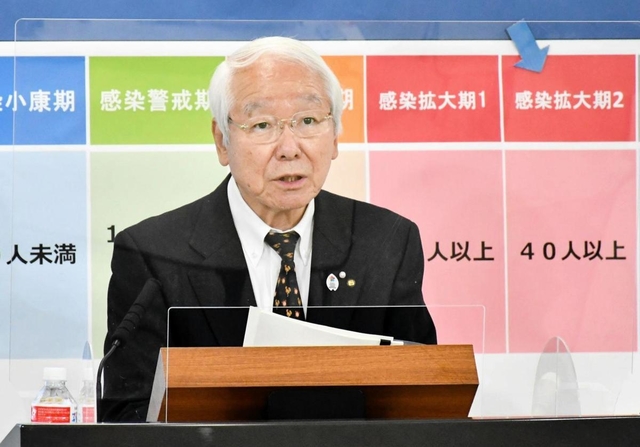 新型コロナウイルスの感染急増を受けて会見する兵庫県の井戸敏三知事＝１１日午後、兵庫県庁