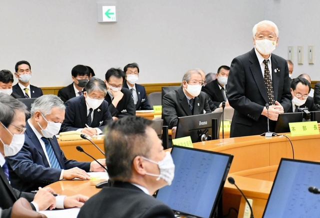 新型コロナウイルス感染症対策本部会議の冒頭であいさつする兵庫県の井戸敏三知事＝１１日午前、神戸市中央区、県災害対策センター