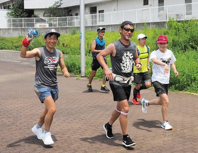 ７月に開かれたレースで走るランナーたち。ゼッケンも応援もなく、大会が開かれているようには見えない＝７月１２日、神戸市中央区脇浜海岸通（慈さん提供）