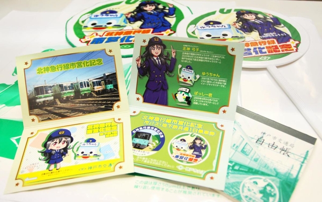 タオルやうちわ、ノートなどの北神弓子グッズ。売れ行きも上々という＝神戸市営地下鉄三宮駅