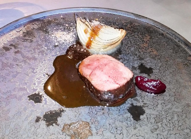 近郊の丹波篠山産の鹿肉料理＝京都市下京区