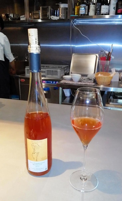 オレンジ色の白ワイン「トゥー・テリブルモン・マセラシオン　２０１９」＝京都市下京区