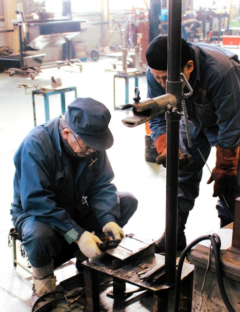 「在職者訓練」で、溶接技術を学ぶ参加者たち＝尼崎市武庫豊町３、ポリテクセンター兵庫