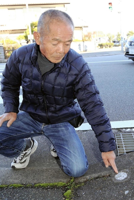 ど根性大根が生えていた場所を指す第一発見者の岩崎正人さん＝相生市