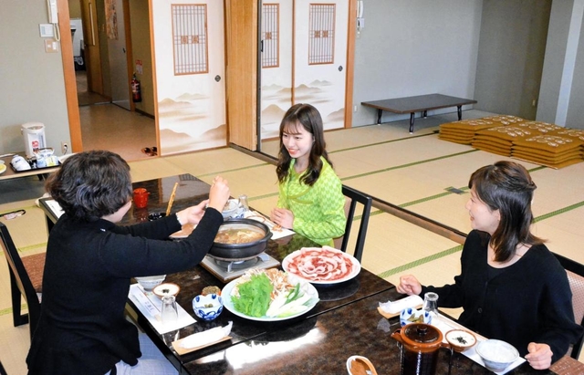 料理旅館「池富」では個室でぼたん鍋を提供。６人用テーブルを３人で使う＝丹波篠山市立町