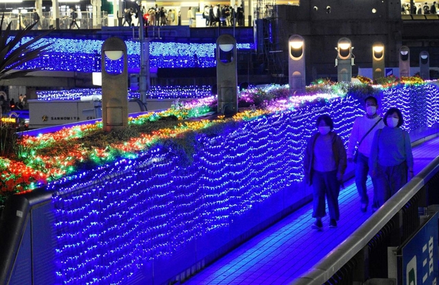 ライトアップされた歩道橋や植え込み＝１８日夜、神戸市中央区、ＪＲ三ノ宮駅前