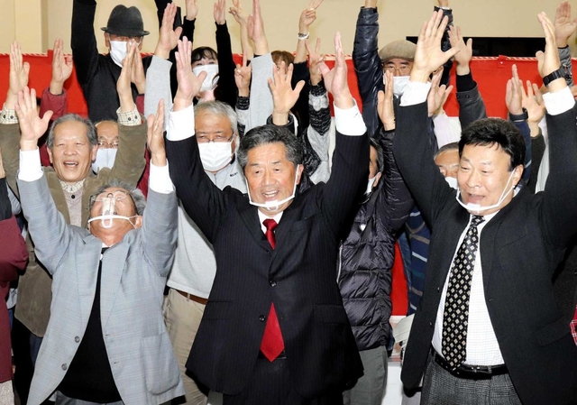 万歳三唱で当選を喜ぶ林時彦氏（中央）＝１５日夜、丹波市春日町黒井