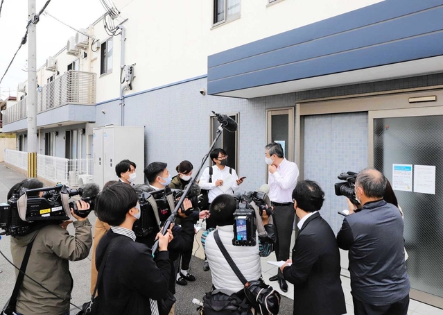 入居者への虐待行為について、報道陣に説明するサービス付き高齢者向け住宅「はやしの南」の管理者＝１０月１９日、明石市林２