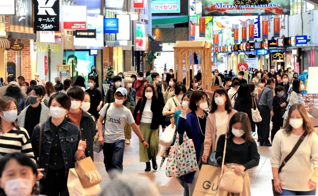 マスク姿の買い物客でにぎわう三宮センター街。経済的な影響を踏まえ、商業施設への営業短縮要請などは見送られた＝２０日午後、神戸市中央区（撮影・斎藤雅志）