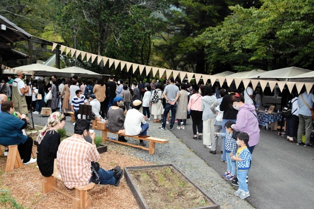 １０月に初開催された「みわかれマルシェ」。約千人が来場した＝丹波市氷上町石生