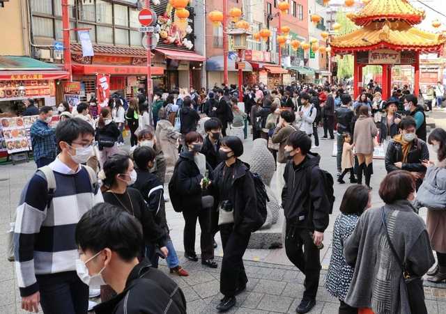 新型コロナの感染が急拡大する中迎えた３連休初日。神戸・南京町も多くの人たちでにぎわった＝２１日午後、神戸市中央区（撮影・鈴木雅之）