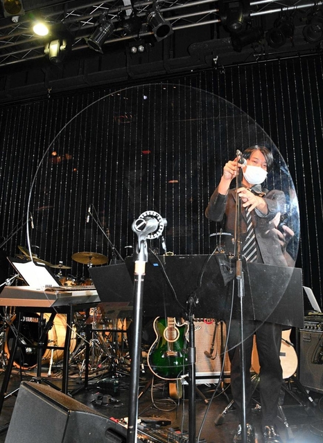 感染防止対策で、ステージ上のマイクと客席の間に透明のアクリル板を設置した＝大阪市北区（撮影・後藤亮平）