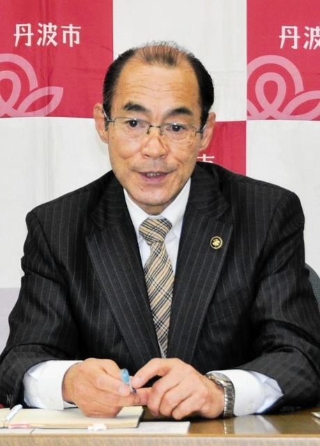 林時彦次期丹波市長の５万円給付案について持論を語る谷口進一市長＝丹波市役所