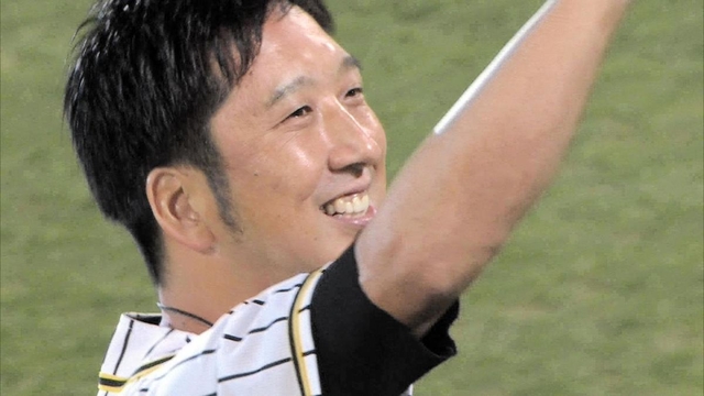 引退試合のセレモニーでファンの声援に応える藤川球児投手（サンテレビ提供）