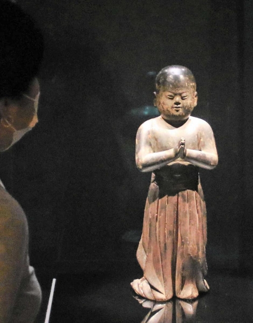 ２歳の聖徳太子をかたどった木彫の「南無仏太子像」（鎌倉時代・１３世紀、香雪美術館蔵）。異なる年代の太子像を見比べるのも面白い＝中之島香雪美術館