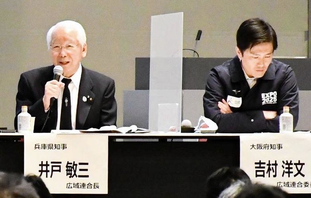 パネル討議に参加した井戸敏三兵庫県知事（左）と吉村洋文大阪府知事＝大阪市北区