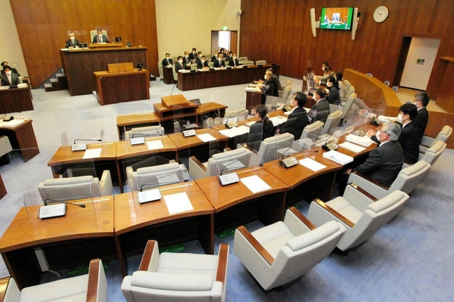 正副議長が不在となり、仮議長を選出する異例の事態となった加古川市議会＝兵庫県加古川市加古川町北在家