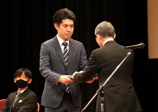 新聞協会賞を贈られる神戸新聞の井上駿記者＝２６日午前、神戸市中央区港島中町６、神戸ポートピアホテル（撮影・大森　武）