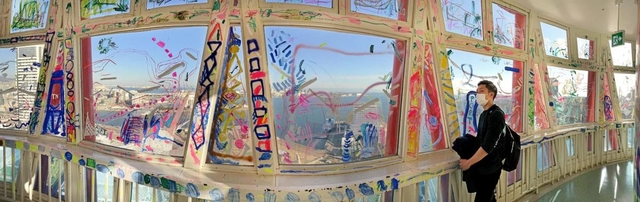 窓や窓枠、壁にカラフルな絵が描かれた神戸ポートタワーの展望２階フロア＝神戸市中央区波止場町（パノラマ撮影）