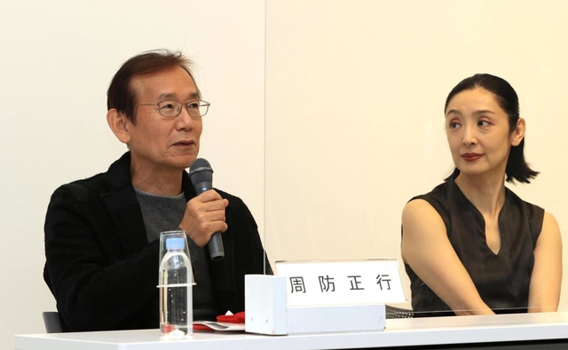 公開収録について会見する映画監督の周防正行さん（左）と元バレリーナで女優の草刈民代さん＝３０日午後、神戸市灘区原田通３（撮影・斎藤雅志）