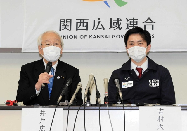 関西広域連合で新型コロナ対策を議論した後、住民への注意喚起を発表する井戸敏三兵庫県知事（左）と吉村洋文大阪府知事＝４月８日、兵庫県庁