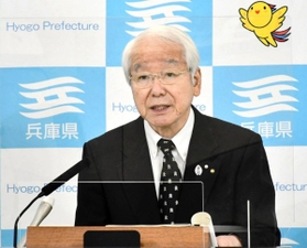 定例会見で大阪都構想の住民投票結果などについて答える兵庫県の井戸敏三知事＝２日午後、兵庫県庁