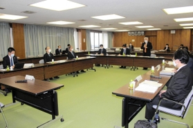 一時保護のあり方について検討した第三者委員会の初会合＝明石市中崎１、明石市役所
