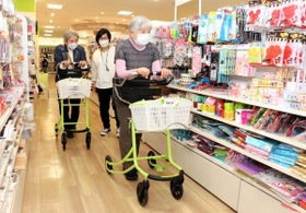 専用のカートで買い物を楽しむ高齢者＝宝塚市小林５、イズミヤ小林店