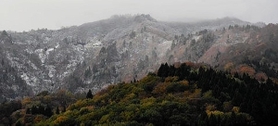 今季初冠雪が観測された氷ノ山＝４日午前、養父市（やぶ市観光協会氷ノ山鉢伏支部提供）