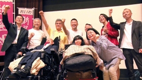 「れいわ一揆」の一場面（（Ｃ）風狂映画舎）