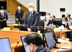 新型コロナウイルス感染症対策本部会議であいさつする井戸敏三兵庫県知事＝５日午後、神戸市中央区、県災害対策センター