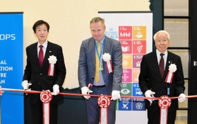 アジア初拠点の開設でテープカットする（右から）井戸敏三知事、ＵＮＯＰＳのＧＩＣ責任者ヨナス・スヴェンソン氏、久元喜造神戸市長＝６日午前、神戸市中央区浪花町（撮影・後藤亮平）