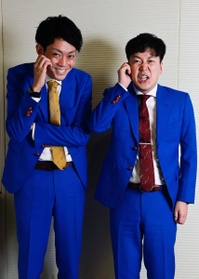 “メリーさん”からの電話を再現する「ネイビーズアフロ」の（左から）皆川、はじり。クレージーさと男女の機微が同居する＝ラジオ関西（撮影・中西幸大）