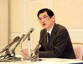 「ご説明会」後の会見で、事故車両の保存方針などについて説明するＪＲ西日本の長谷川一明社長＝７日午後、伊丹市中央６、伊丹シティホテル