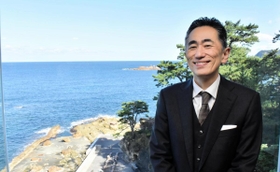 今津文治郎氏のひ孫で、ホテル「金波楼」総支配人の今津一也さん＝豊岡市瀬戸