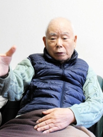 米大統領選について取材に応じる拉致被害者家族の有本明弘さん＝９日午後、神戸市長田区