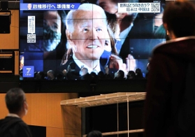 大統領選に勝利したバイデン氏の動向を伝えるニュース画面に見入る人たち＝９日午後、明石市大明石町１（撮影・鈴木雅之）