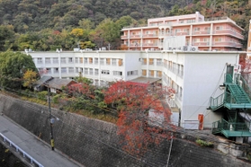 入所者の高額な葬儀が指摘されている養護老人ホーム「六甲台ビラ」＝神戸市灘区鶴甲５