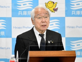 定例会見で交通違反の経緯を説明する井戸敏三知事＝１０日午後、兵庫県庁